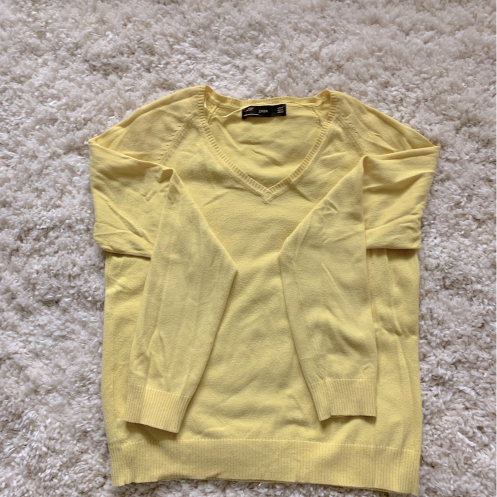 Perfect Spring sweater 🌻 Yellow V-neck sweater
XL European = M-L in the US